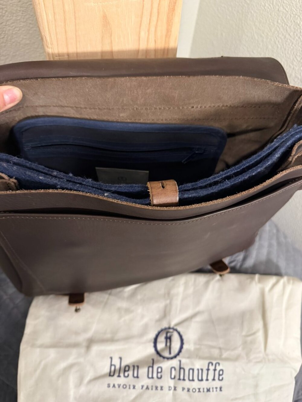 Bleu de chauffe dark brown leather postman bag with dust cover - Picture 7 of 16